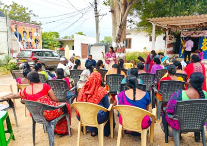 Poto showing IHS resource person explaining to participants at Gandhi Nagar